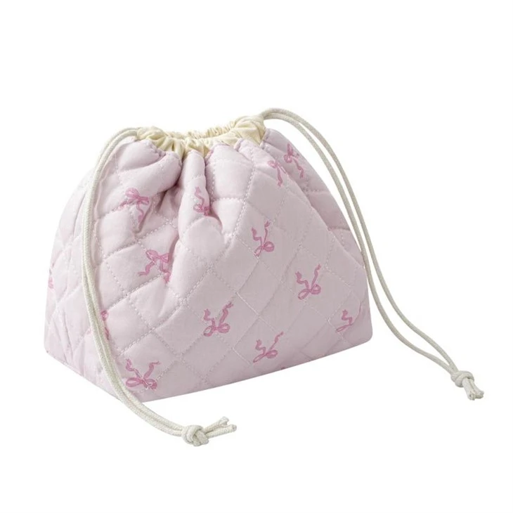 Quiltet makeuptaske i bomuldsstof